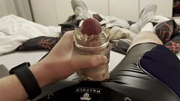 চালান একটি maskulo গে ফেটিশ শর্টস পরা অবস্থায় আমার পেটে ঝাঁকুনি দেওয়া এবং কাম করা