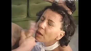 play Milf experimentada de pelo corto y oscuro se quita la lencería blanca y cabalga la gran polla dura de un joven semental en la oficina