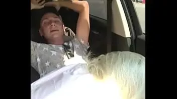 Jouer Des amants russes baisent dans une voiture sur une autoroute très fréquentée