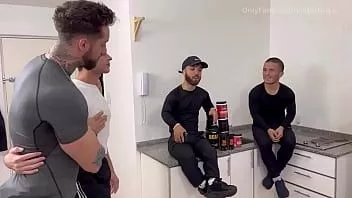 Jouer Orgie avec mes amis nain on casse le cul d'un jeune homme
