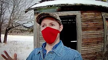 Afspelen Achter de schermen van mij terwijl ik me aftrek in de buurt van een oud gebouw midden in de winter onder enorme iepen.