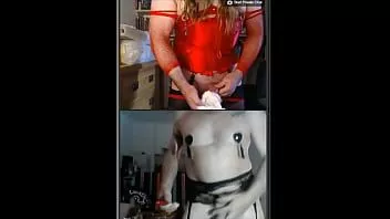 Afspelen Schaamteloze sissy coca dildo's kont terwijl vreemden zich aftrekken en toekijken