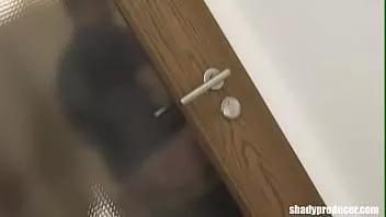 تشغيل فتاة تغري صديقها من أجل الصب الإباحي وتمارس الجنس مع شخص آخر