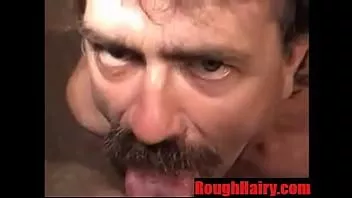 Jouer Soins du visage amateurs sur des visages d'ours droits - roughhairy.com