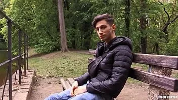 Jouer Il surprend sa copine en train de sucer la bite de quelqu'un d'autre, puis il va au parc et suce une bite pour de l'argent - bigstr