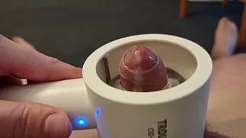 Jouer Masturbateur masculin Trouvaille, voulant être une poule mouillée portant les sous-vêtements de ma femme