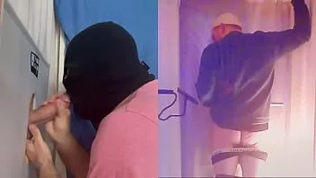 Jouer Gingembre bien chaud avec une bite non coupée déchargée au gloryhole