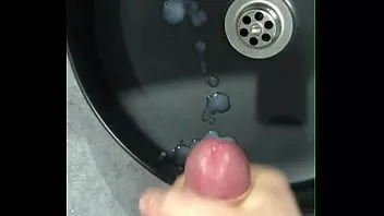 تشغيل الرجيج قبالة ديك كبيرة في الحمام! انتهى مع يشتكي! الكثير من نائب الرئيس! رجل مستقيم العضلات!