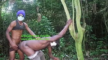 play Une baise très torride en plein air sous les bois lors d'une rencontre entre deux touristes hétéros qui s'envoient sur l'herbe douce. plein d'orgasme et de plaisir abondent