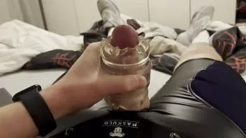 চালান একটি maskulo গে ফেটিশ শর্টস পরা অবস্থায় আমার পেটে ঝাঁকুনি দেওয়া এবং কাম করা