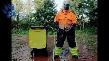 চালান Raingear কুকুরছানা - কাজের পরে বাইরে pawing