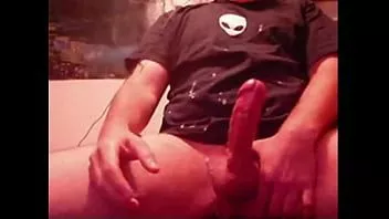 Jouer Moi éjacule beaucoup en gros plan avec à peine une bite qui se touche quand j'ai un orgasme massif et éjacule partout