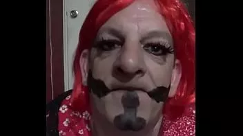 Jouer Le travesti bisexuel gay mark wright a peint des bites sur son visage pendant qu'il lèche son sperme propre de sa main et vous le montre ensuite dans sa bouche