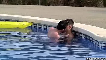 Jouer Jock luke desmond anal baisée dans la piscine par minet charley cole
