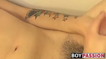 play Minet mignon rad douches et fourre un gode dans le cul serré en solo