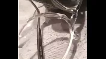 Jouer Lunettes : aime avoir des relations sexuelles perverses avec une paire de lunettes épaisses réfléchissantes surdimensionnées et chaudes.