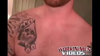 Jouer Inked senior porte ses lunettes sexy et se branle en solo