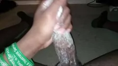 Afspelen Superdariusguy's slordige BBC-massage eindigt in explosieve cumshot