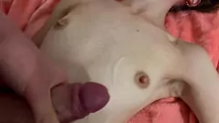 Afspelen Geoliede tienerbabe handjob en cumshot op haar tieten