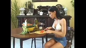 تشغيل العضلات يا صاح يلعق العسل من جميلة الثدي من a الساخنة سمراء و الملاعين لها في a الكلب تشكل في على المطبخ
