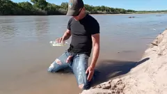 Afspelen Public pissing en cumshot in jeans op de Rio Grande
