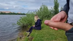 播放 暴露主义者冒着这一切的风险：在大自然的孤独女孩面前自慰